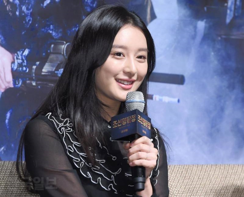 Kim Ji Won gây thất vọng với tạo hình cổ trang