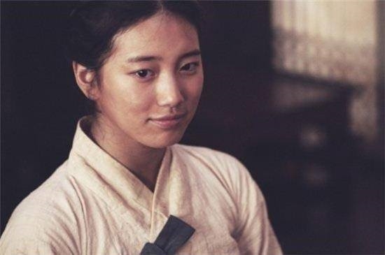Kim Ji Won gây thất vọng với tạo hình cổ trang