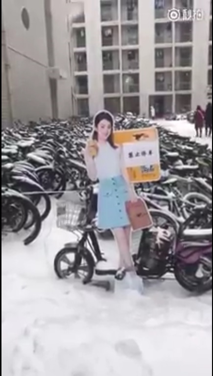 Fanboy có tâm khi mặc áo, choàng khăn cho standee Triệu Lệ Dĩnh