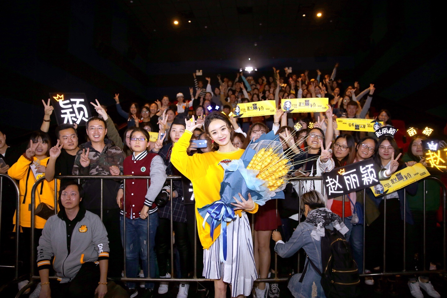 Fanboy có tâm khi mặc áo, choàng khăn cho standee Triệu Lệ Dĩnh