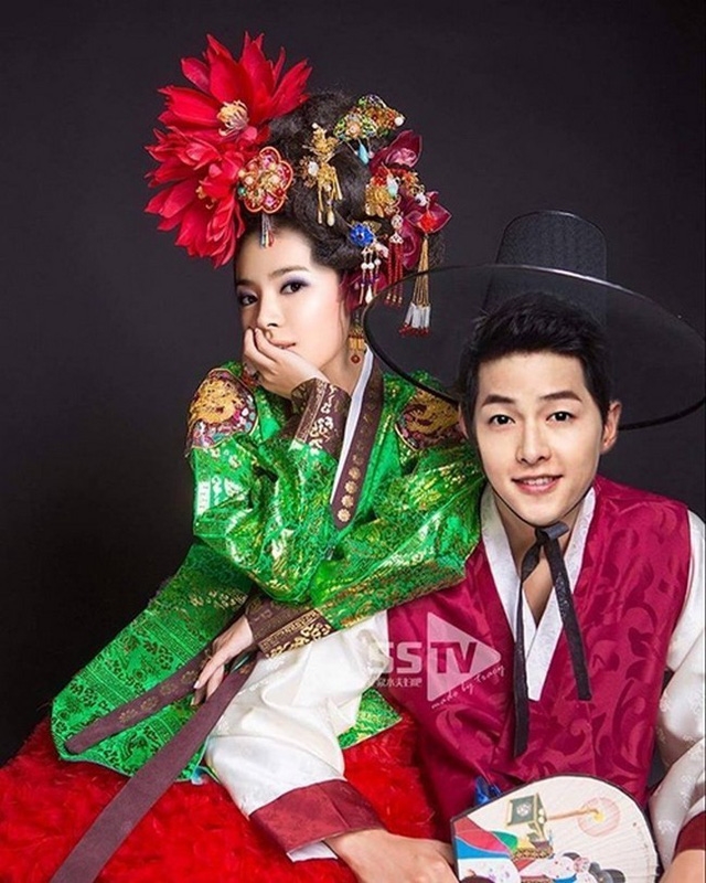 Song Joong Ki cư xử lịch thiệp và tặng hàng hiệu cho nữ ca sĩ