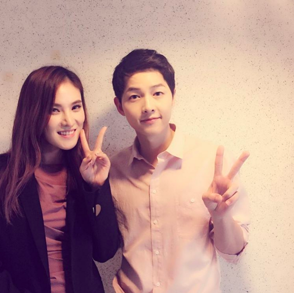 Song Joong Ki cư xử lịch thiệp và tặng hàng hiệu cho nữ ca sĩ