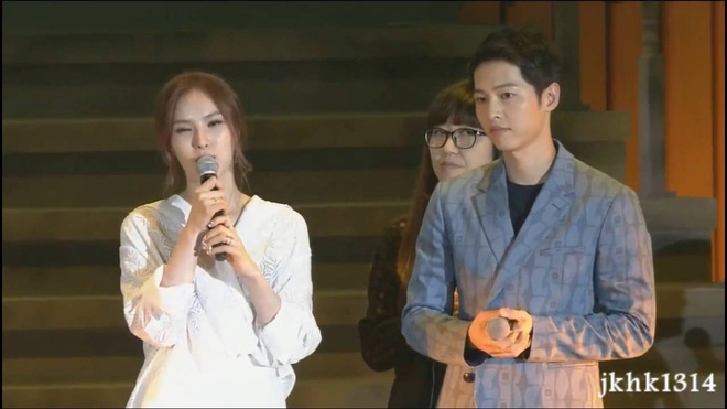 Song Joong Ki cư xử lịch thiệp và tặng hàng hiệu cho nữ ca sĩ