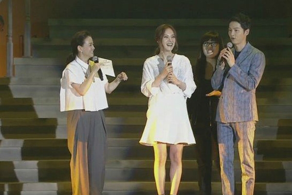 Song Joong Ki cư xử lịch thiệp và tặng hàng hiệu cho nữ ca sĩ