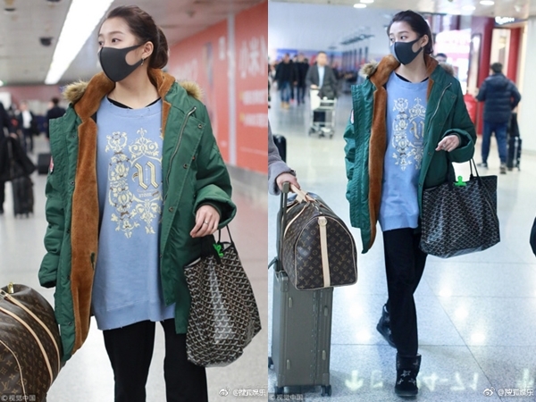 Xuất hiện ở sân bay, Quan Hiểu Đồng kém sắc với style "bà thím đi chợ"