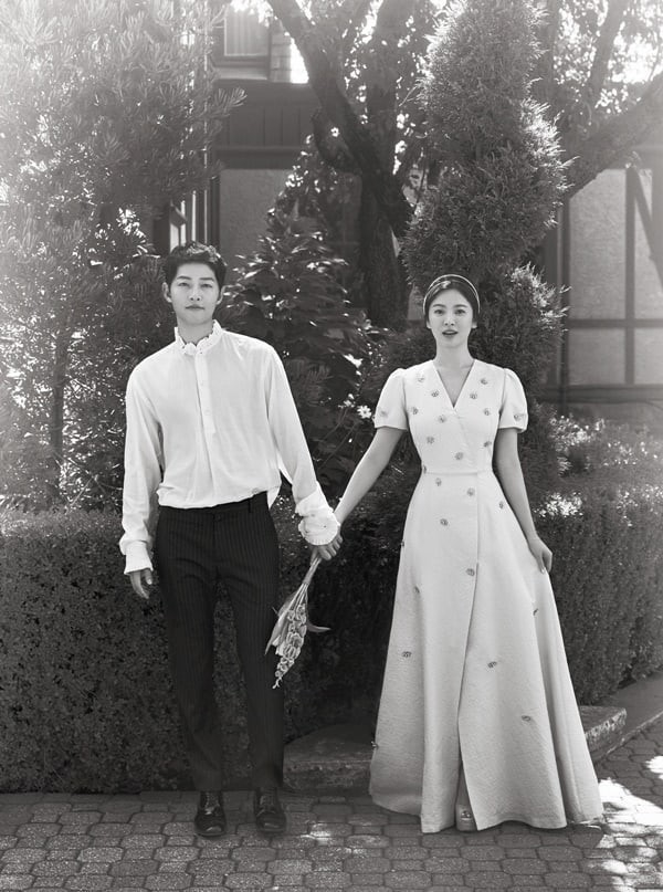 Song Joong Ki cư xử lịch thiệp và tặng hàng hiệu cho nữ ca sĩ