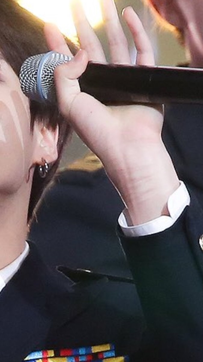 Sự thật về tin đồn Jungkook (BTS) cắt cổ tay gây xôn xao dư luận