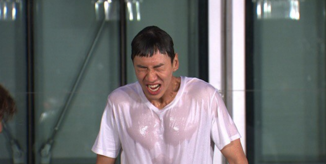 Hóa ra Kwang Soo cũng có lúc “soái ca 6 múi” quyến rũ như thế này đây