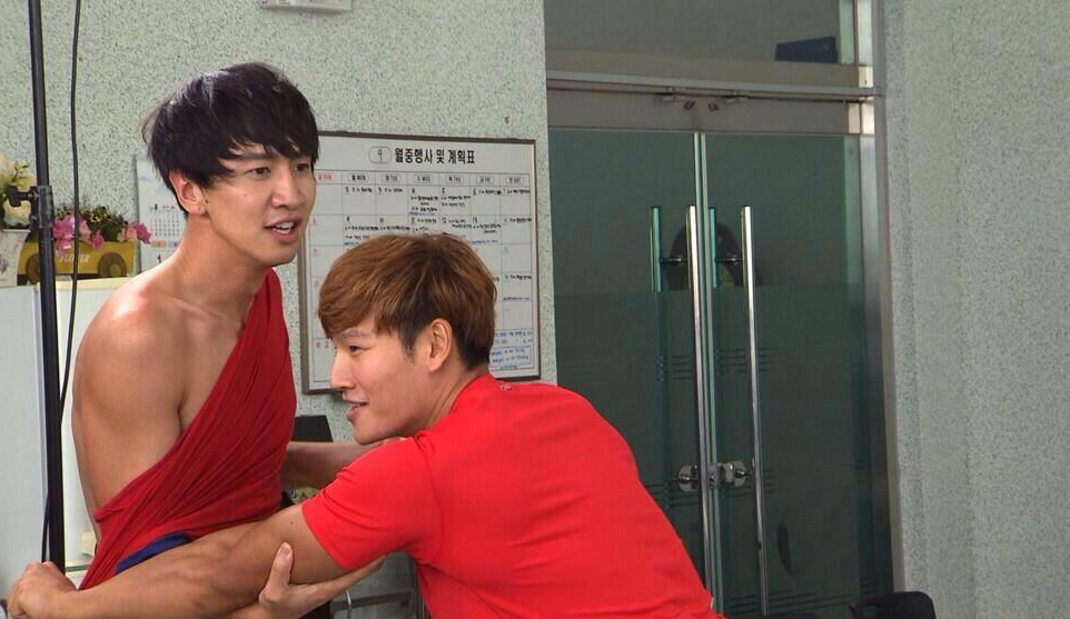 Hóa ra Kwang Soo cũng có lúc “soái ca 6 múi” quyến rũ như thế này đây