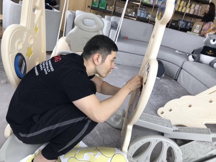 Huỳnh Hiểu Minh gây bão vì làm đồ chơi cho con vẫn tranh thủ 'nịnh' vợ