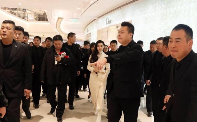 Dàn vệ sĩ khủng của các sao Hoa ngữ mỗi khi xuất hiện trước công chúng