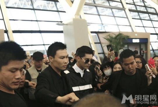 Dàn vệ sĩ khủng của các sao Hoa ngữ mỗi khi xuất hiện trước công chúng