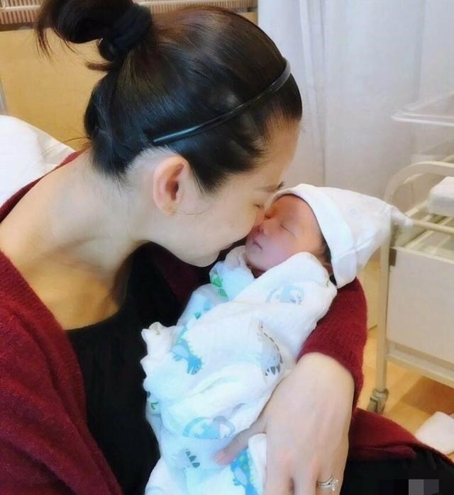 Hồ Hạnh Nhi khiến cư dân mạng tan chảy vì khoe ảnh con trai