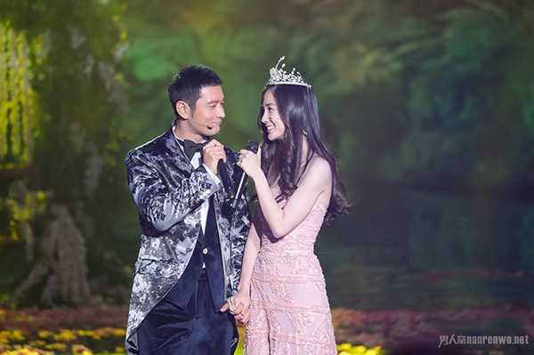 Huỳnh Hiểu Minh gây bão vì làm đồ chơi cho con vẫn tranh thủ 'nịnh' vợ