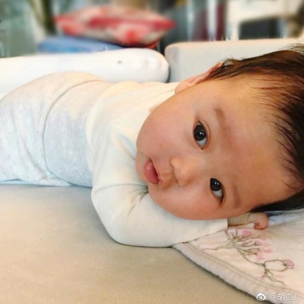 Hồ Hạnh Nhi khiến cư dân mạng tan chảy vì khoe ảnh con trai