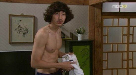 Hóa ra Kwang Soo cũng có lúc “soái ca 6 múi” quyến rũ như thế này đây