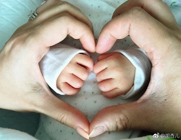 Hồ Hạnh Nhi khiến cư dân mạng tan chảy vì khoe ảnh con trai