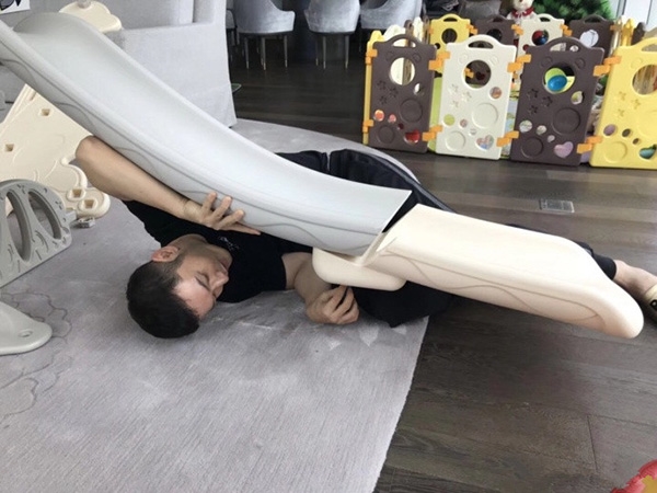 Huỳnh Hiểu Minh gây bão vì làm đồ chơi cho con vẫn tranh thủ 'nịnh' vợ