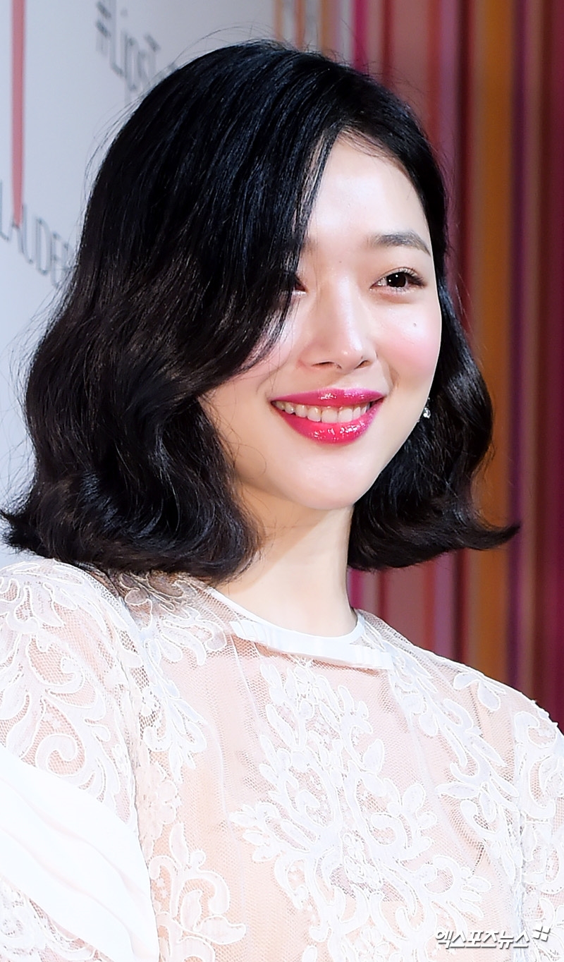 Sulli hóa tiên nữ dịu dàng khiến ai nhìn cũng mê trong sự kiện mới