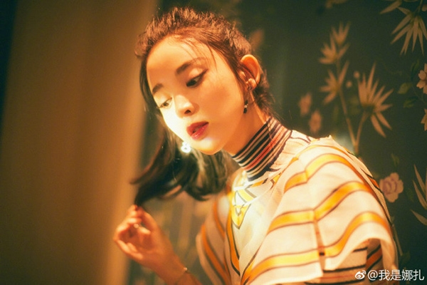Cổ Lực Na Trát lại rạng rỡ như chưa từng là thảm họa thẩm mỹ