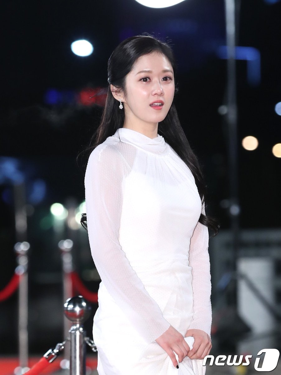 Jang Na Ra và Son Ho Jun tình tứ tại lễ trao giải