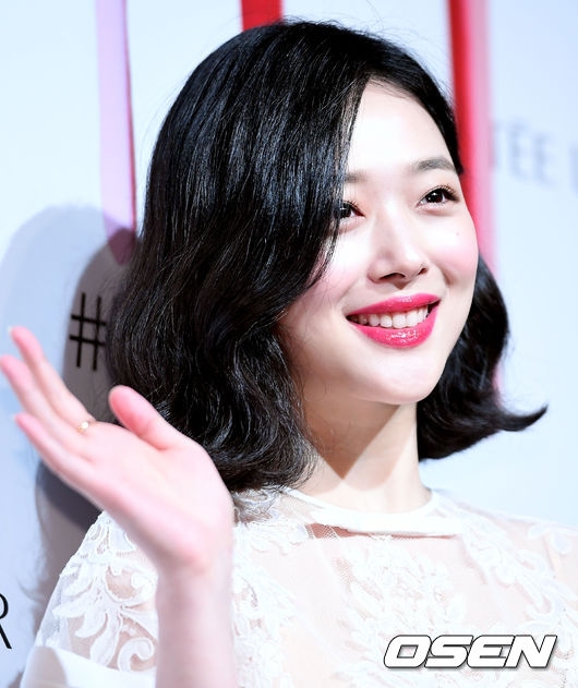 Sulli hóa tiên nữ dịu dàng khiến ai nhìn cũng mê trong sự kiện mới