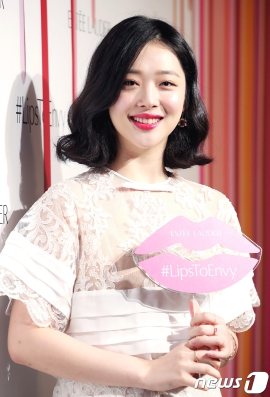 Sulli hóa tiên nữ dịu dàng khiến ai nhìn cũng mê trong sự kiện mới