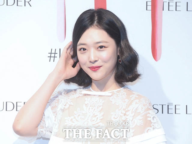 Sulli hóa tiên nữ dịu dàng khiến ai nhìn cũng mê trong sự kiện mới