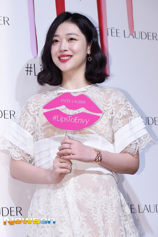 Sulli hóa tiên nữ dịu dàng khiến ai nhìn cũng mê trong sự kiện mới