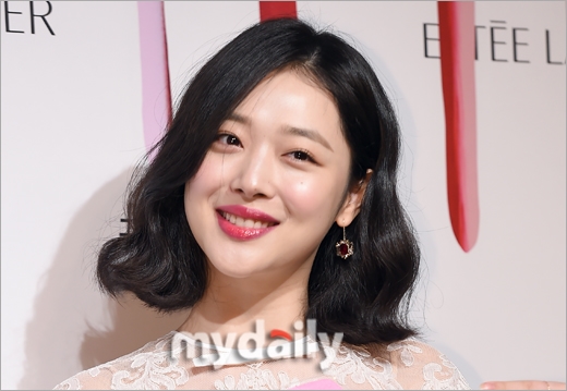 Sulli hóa tiên nữ dịu dàng khiến ai nhìn cũng mê trong sự kiện mới