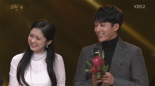 Jang Na Ra và Son Ho Jun tình tứ tại lễ trao giải