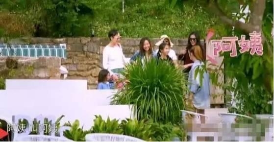 Phì cười với phản ứng của dàn mỹ nhân Hoa ngữ khi bị goi là 'dì'
