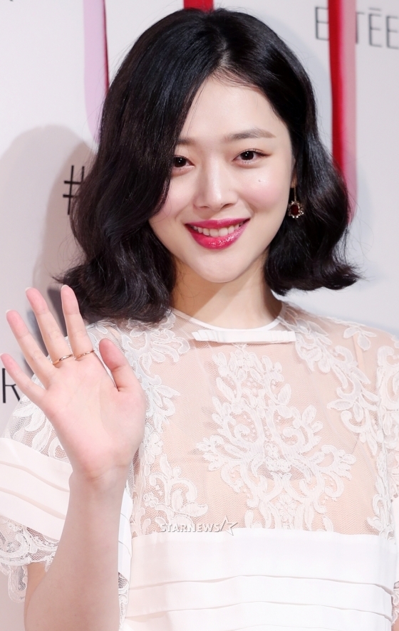Sulli hóa tiên nữ dịu dàng khiến ai nhìn cũng mê trong sự kiện mới