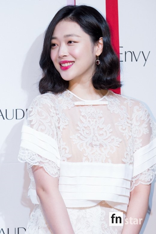 Sulli hóa tiên nữ dịu dàng khiến ai nhìn cũng mê trong sự kiện mới