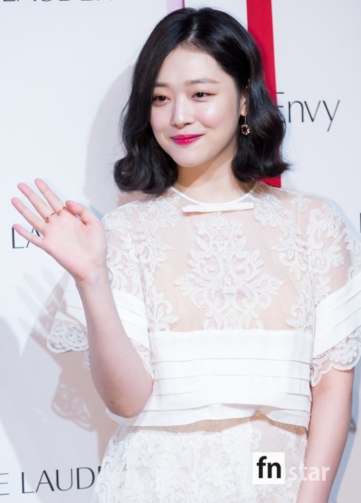 Sulli hóa tiên nữ dịu dàng khiến ai nhìn cũng mê trong sự kiện mới