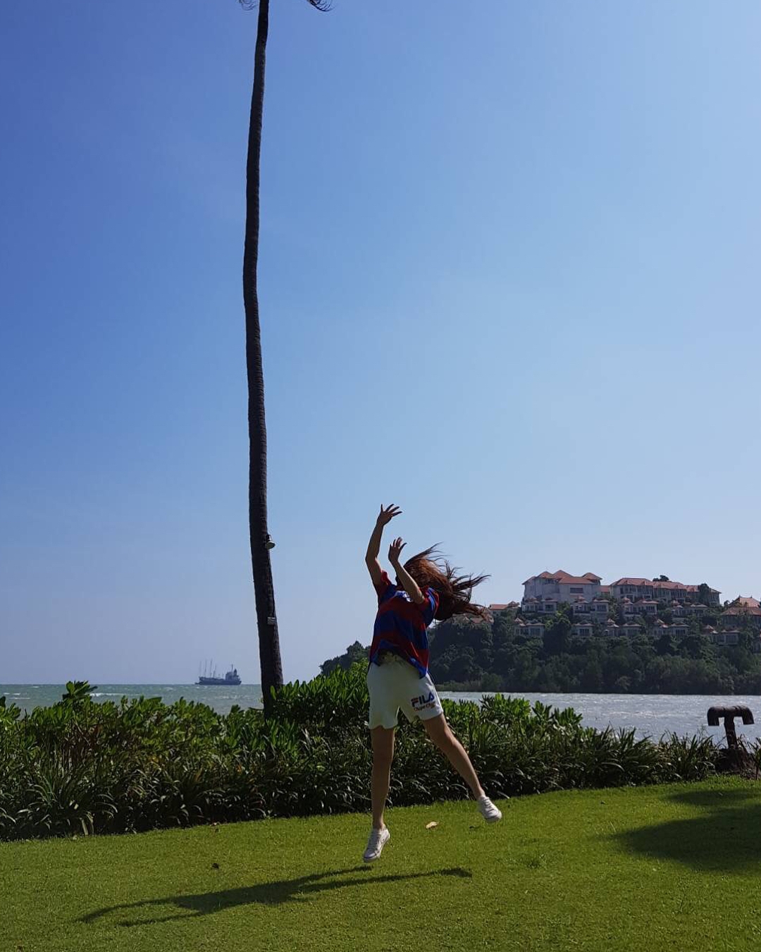 Kim Yoo Jung năng động, trẻ trung, đầy cá tính trong bộ ảnh mới