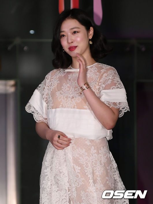 Sulli hóa tiên nữ dịu dàng khiến ai nhìn cũng mê trong sự kiện mới