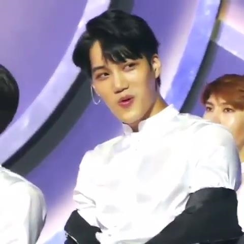Muôn vàn kiểu phản ứng của các idol khi nghe fan “gào thét” tên mình