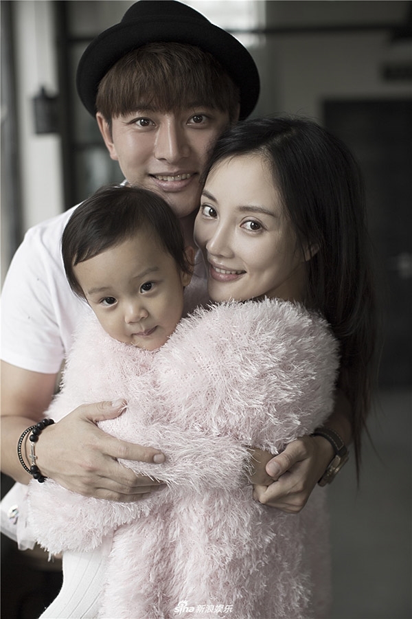 Giả Nãi Lượng mượn rượu tiêu sầu ôm chặt bạn như đứa trẻ bị tổn thương