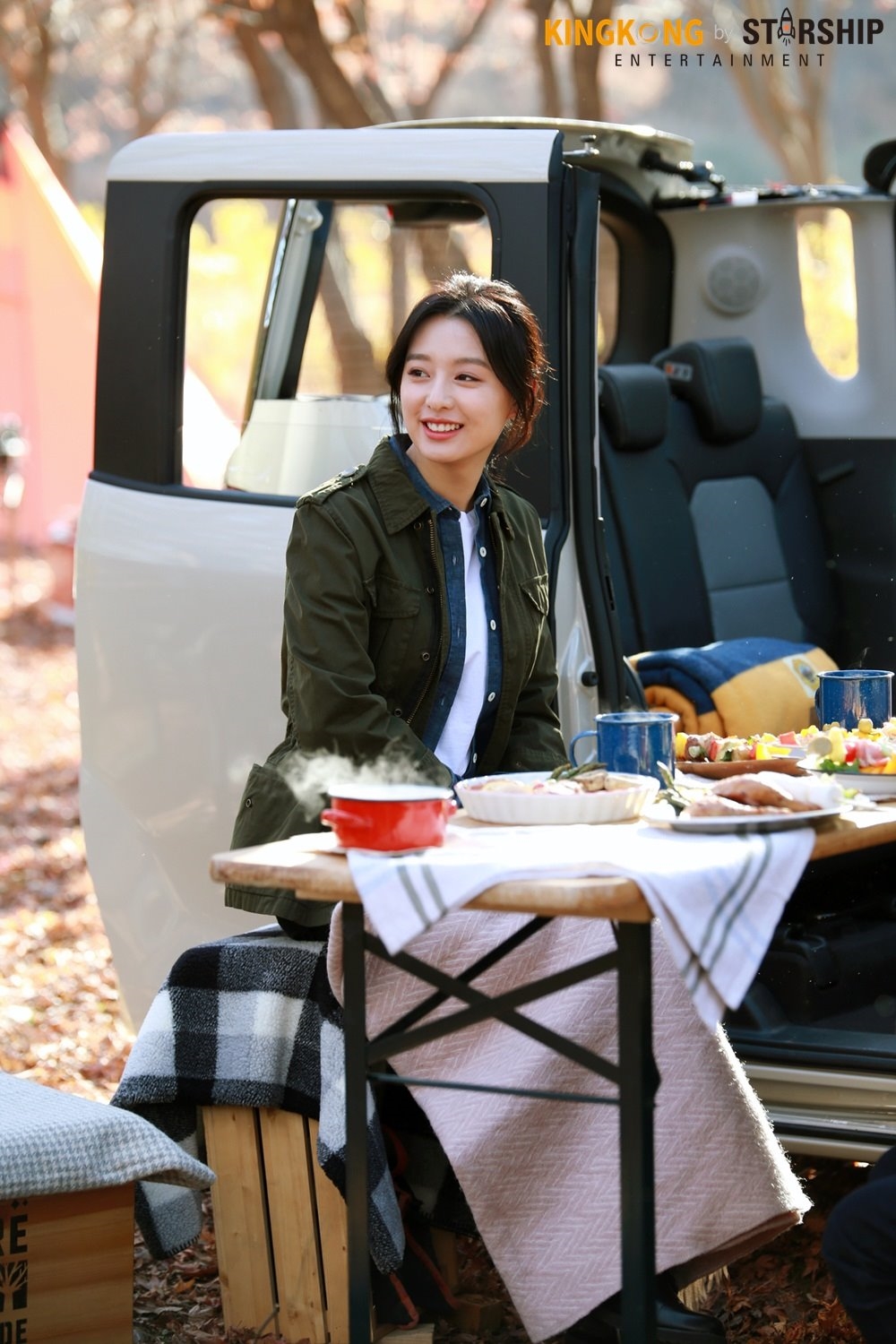 Kim Ji Won xinh đẹp ngời ngời trong loạt ảnh hậu trường quảng cáo