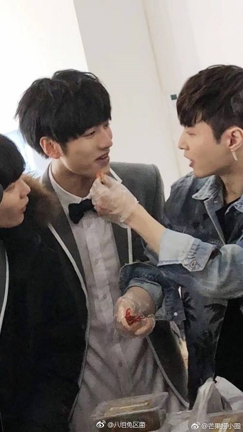 Trương Nghệ Hưng lại cực tình cảm khi dắt học trò tham gia gameshow