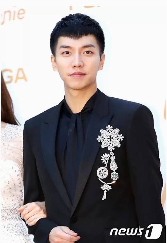 Lee Seung Gi và Lee Sung Kyung cực đẹp đôi tại Golden Disc Awards