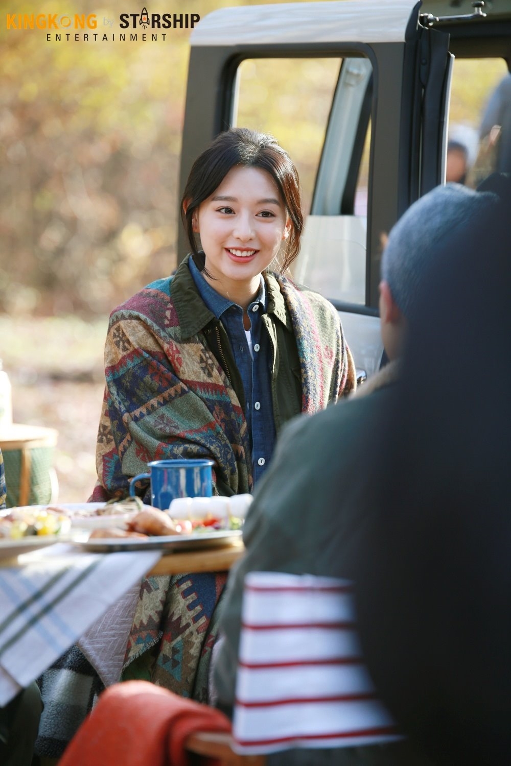 Kim Ji Won xinh đẹp ngời ngời trong loạt ảnh hậu trường quảng cáo