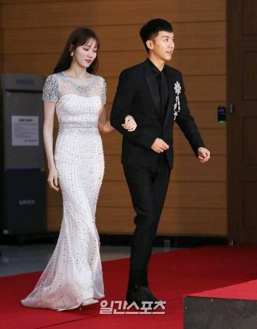 Lee Seung Gi và Lee Sung Kyung cực đẹp đôi tại Golden Disc Awards