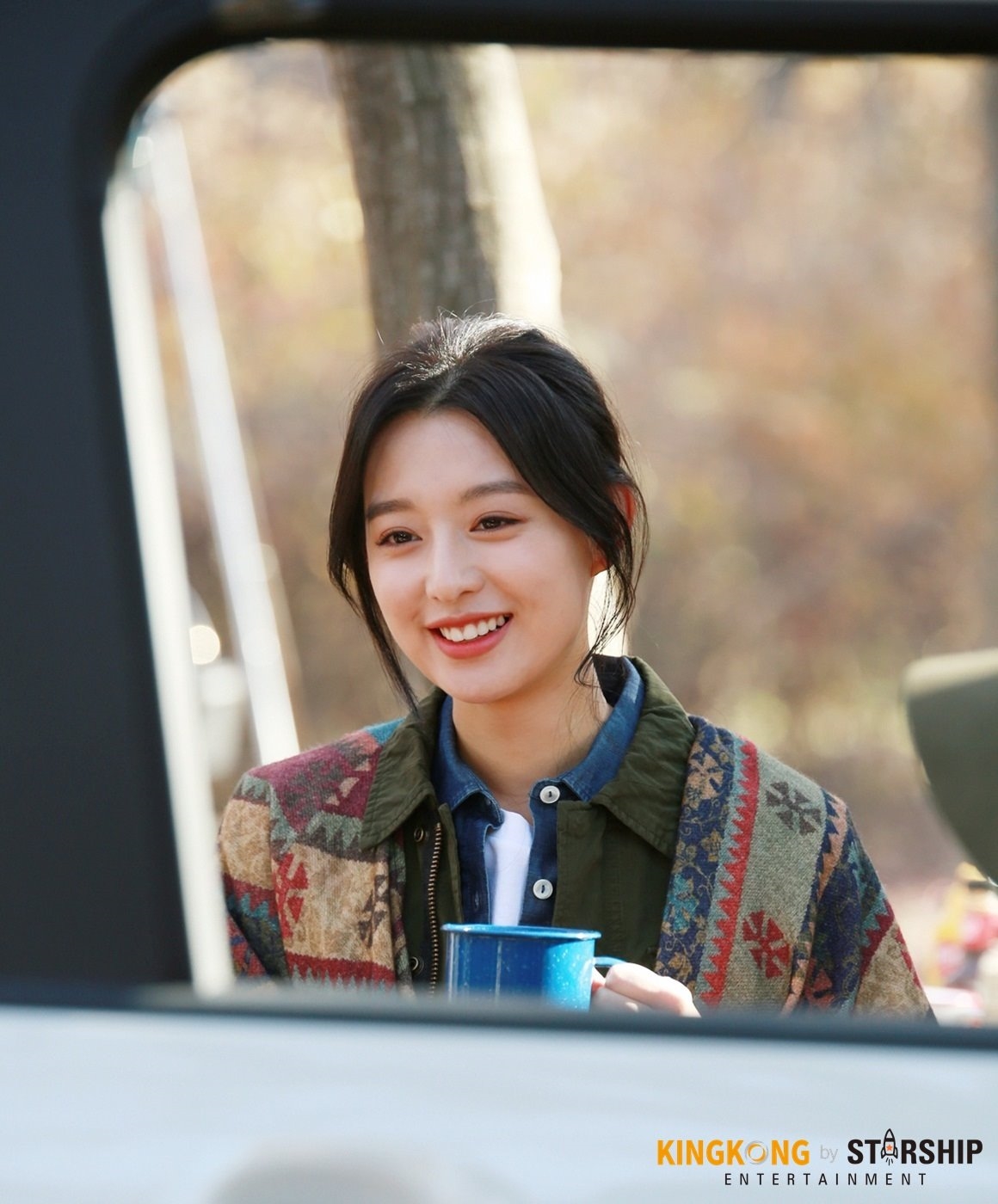 Kim Ji Won xinh đẹp ngời ngời trong loạt ảnh hậu trường quảng cáo