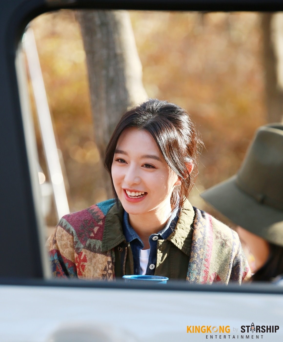 Kim Ji Won xinh đẹp ngời ngời trong loạt ảnh hậu trường quảng cáo