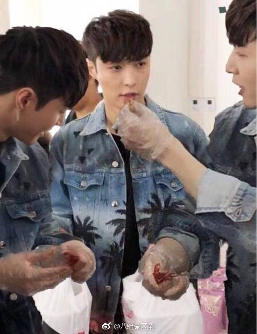 Trương Nghệ Hưng lại cực tình cảm khi dắt học trò tham gia gameshow