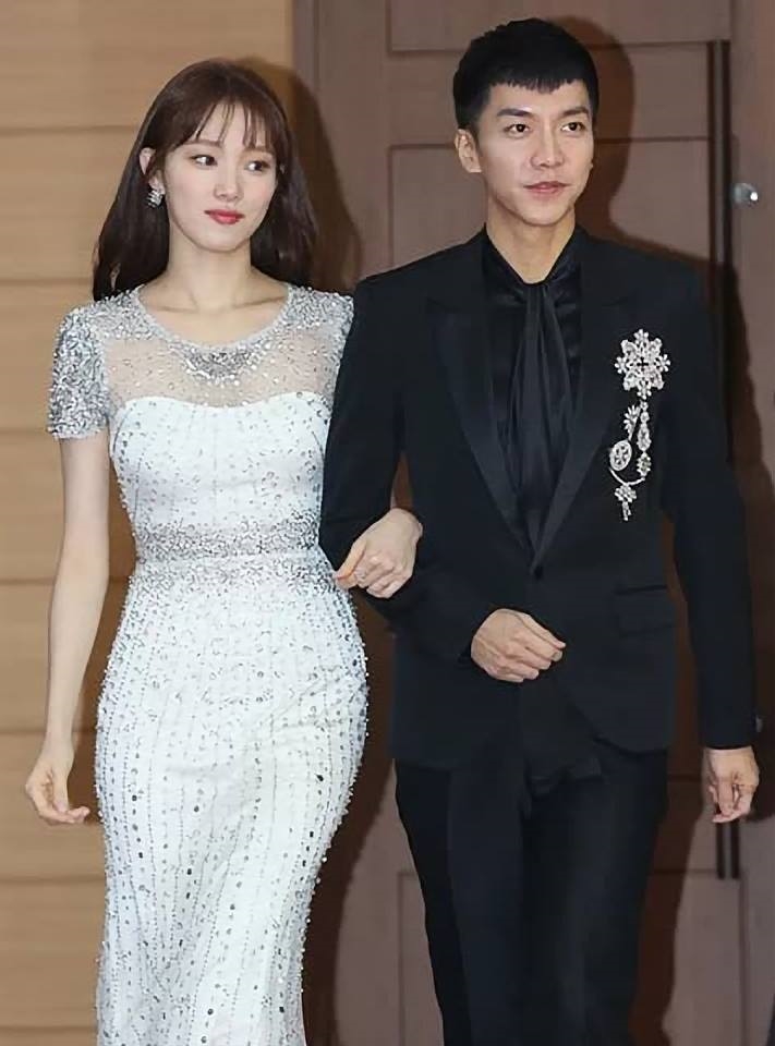 Lee Seung Gi và Lee Sung Kyung cực đẹp đôi tại Golden Disc Awards