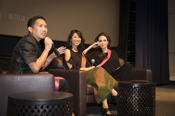 Angelina Jolie vướng nghi án hẹn hò với rapper người Campuchia?
