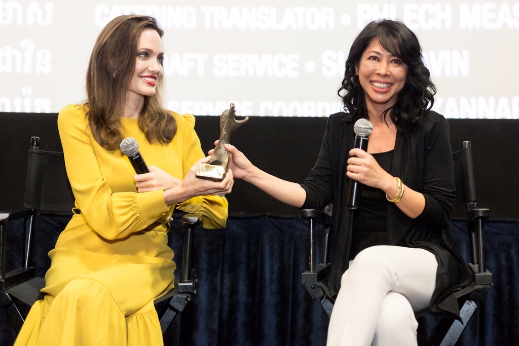 Angelina Jolie vướng nghi án hẹn hò với rapper người Campuchia?